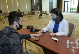 В Азербайджане ряду работников гостиничного бизнеса сделали прививки от коронавируса - ФОТО