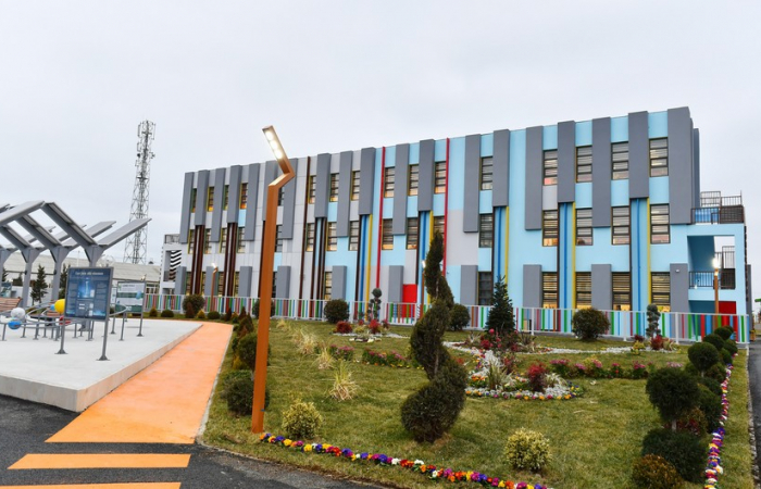 <a href='/news.php?id=205069'>Президент Ильхам Алиев и первая леди Мехрибан Алиева открыли новый комплекс в Бина</a>