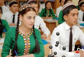 Школьникам в Туркменистане запретили во время летних каникул посещать бары и «бесполезные сайты»