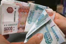 Центральный банк Азербайджана впервые за четыре года установил официальный курс российского рубля выше 0,03 маната.

