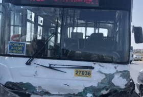 В Баку легковушка столкнулась с автобусом
