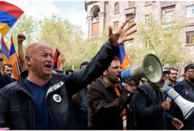 Родители пропавших без вести солдат собрались у здания Минобороны Армении
