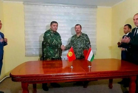 Таджикистан и Кыргызстан подписали протокол об отводе войск от границы
