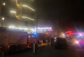 В отеле в поселке Новханы начался пожар
