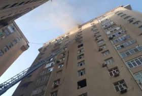 Пожар в многоэтажном жилом доме в Баку потушен
