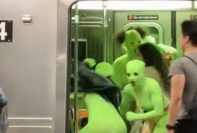 Шесть женщин, одетых в зеленое трико, напали на пассажиров в метро Нью-Йорка
