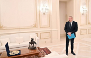Президенту вручена скульптура, которая некогда находилась в рабочем кабинете Азиза Алиева
