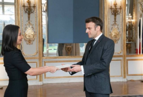 Посол Азербайджана вручила верительные грамоты президенту Франции
