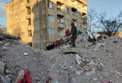 Сотрудники МЧС Азербайджана спасли 53 человека из-под завалов в Турции
