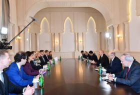 Президент Ильхам Алиев принял делегацию во главе с комиссаром Европейского Союза
