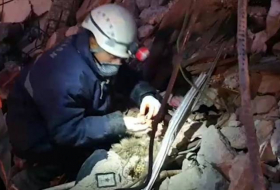 Азербайджанские спасатели передали турецкой полиции найденные под завалами в Хатае золотые украшения

