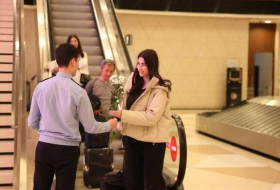 Пассажирок, прибывших в Азербайджан, встретили цветами в аэропорту Баку -ФОТО -ВИДЕО 

