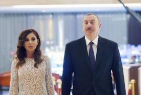 Президент Ильхам Алиев и первая леди Мехрибан Алиева наблюдают за благотворительным матчем 