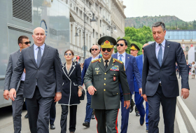 Министр обороны Азербайджана принял участие в военном параде в Грузии

