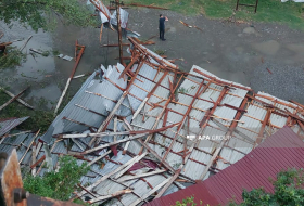 В Гёйчае сильный ветер сорвал крыши с домов, повредил автомобили
