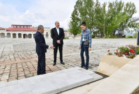 Ильхам Алиев посетил площадь перед административным зданием Специального представительства в Шуше
