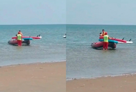 В Баку спасатели МЧС спасли тонувших в море двух человек
