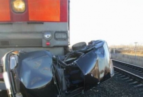 В Азербайджане автомобиль врезался в тепловоз: есть пострадавшие