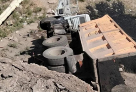 В Гедабеке грузовик упал с моста: есть погибший и пострадавший