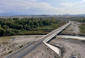 Завершаются работы по строительству железнодорожного моста через реку Хакяри
