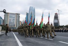 В Баку по случаю Дня Победы проходит шествие военнослужащих