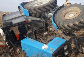 В Гаджигабуле перевернулся трактор, есть погибший
