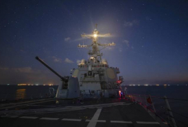 Эсминец ВМС США подвергся атакам беспилотников и ракет
