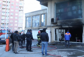 В Баку горит многоэтажное жилое здание