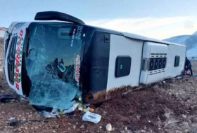 На востоке Турции перевернулся автобус, есть пострадавшие
