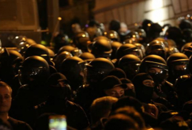 Полиция начала применять перцовый газ против протестующих у парламента в Тбилиси
