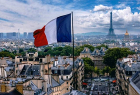 Около 400 школ во Франции получили сообщения с угрозами

