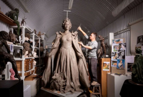 В Британии возвели первую после смерти Елизаветы II статую королевы