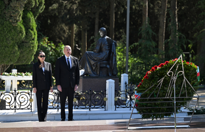 <a href='/news.php?id=245452'>Ильхам Алиев и Мехрибан Алиева посетили могилу Гейдара Алиева в Аллее почетного захоронения</a>