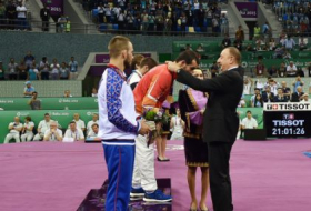 Ильхам Алиев вручил медали победителям в греко-римской борьбе - ФОТО