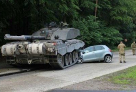 В Германии танк переехал легковой автомобиль
