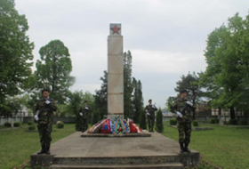 Азербайджанские дипломаты посетили монумент павшим воинам в Румынии