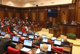 Курьезный случай в парламенте Армении: у депутатов отказали кнопки для голосования - ВИДЕО