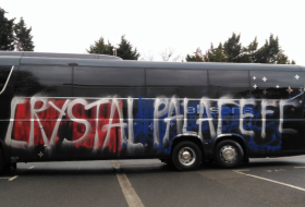 Английские фанаты по ошибке разрисовали автобус своей команды