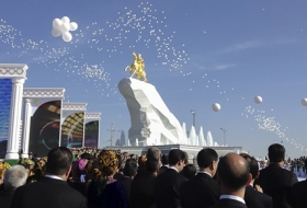 В Ашхабаде появился памятник новому Туркменбаши
