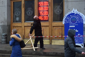 Впервые с января курс доллара опустился ниже 60 рублей